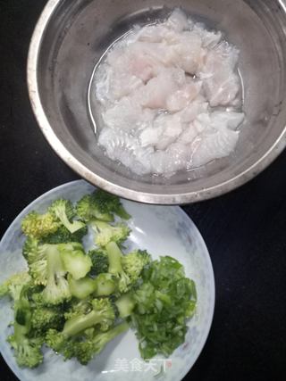 西蓝花巴沙鱼片粥的做法步骤:4