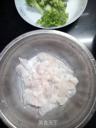 西蓝花巴沙鱼片粥的做法步骤:5