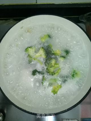 西蓝花巴沙鱼片粥的做法步骤:7