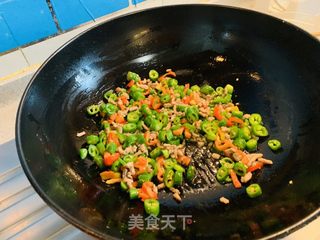 火麻仁肉末辣椒炒干豇豆的做法步骤：3