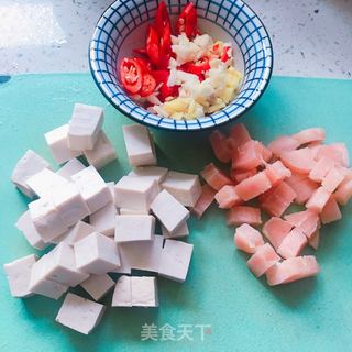 鸡肉烧豆腐的做法步骤：1