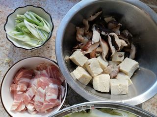 五花肉白菜香菇炖冻豆腐的做法步骤:2