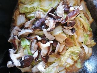五花肉白菜香菇炖冻豆腐的做法步骤:8