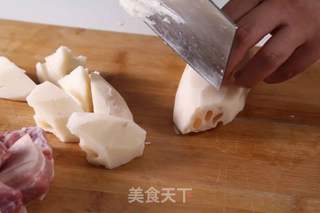 莲藕焖肉的做法步骤:2