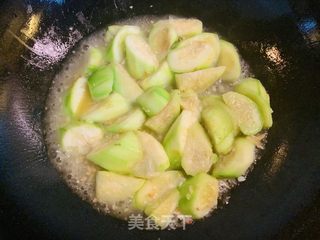 火麻仁百合丝瓜炒鸡蛋的做法步骤：3