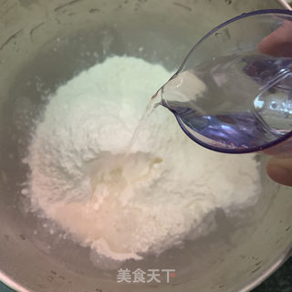 灌汤包的做法步骤：1