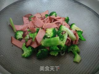 西兰花炒红肠的做法步骤：7