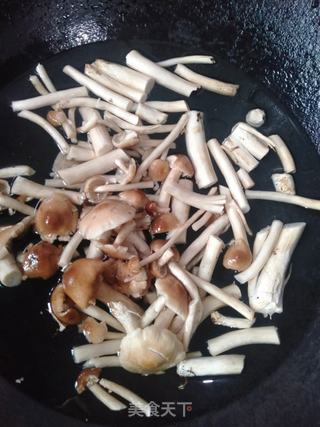 干锅茶树菇的做法步骤:2