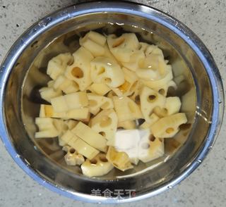 孜然藕丁的做法步骤:3