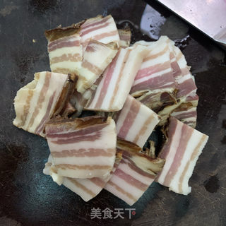 菜心炒腊肉的做法步骤：1