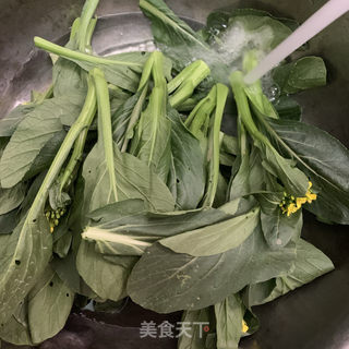 菜心炒腊肉的做法步骤：2