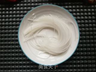 白菜人造肉炒水晶粉的做法步骤:3