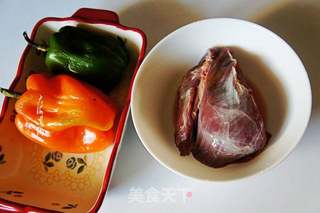青椒牛肉馅元宝水饺的做法步骤:2