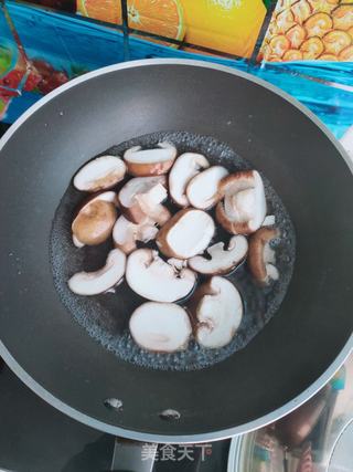 香菇炒西葫芦的做法步骤:4