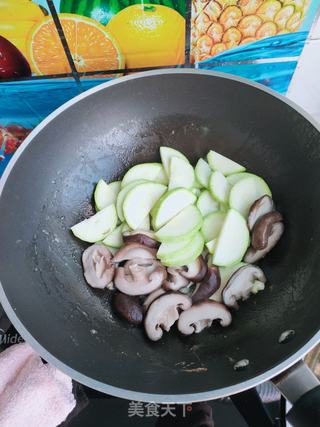 香菇炒西葫芦的做法步骤:6