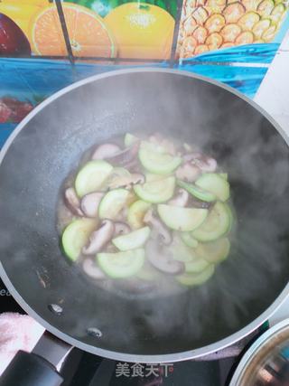 香菇炒西葫芦的做法步骤:9