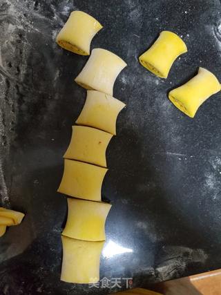 南瓜豆沙卷的做法步骤:7