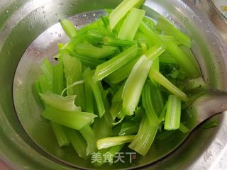 芹菜炒土豆丝的做法步骤：2