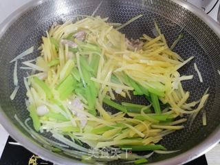 芹菜炒土豆丝的做法步骤：10