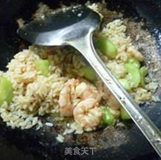 咖喱酱丝瓜虾仁炒饭的做法步骤：11