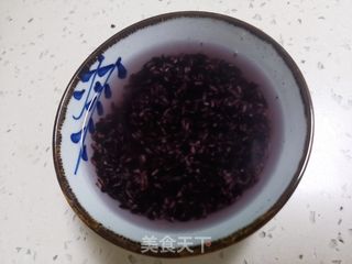 紫米桂圆红枣粥的做法步骤:2