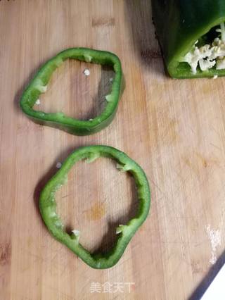 青椒煎鸡蛋的做法步骤:2