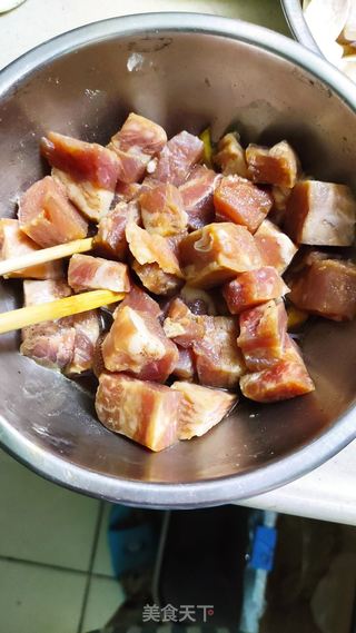 杏鲍菇炒牛肉粒的做法步骤:2