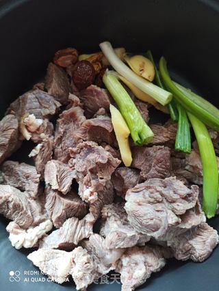 清炖牛肉白菜汤锅的做法步骤:2