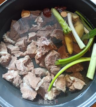 清炖牛肉白菜汤锅的做法步骤:3