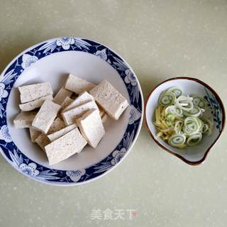 盐豆子炖豆腐的做法步骤：2