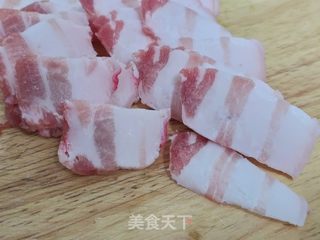 五花肉炒黑豆芽的做法步骤：3