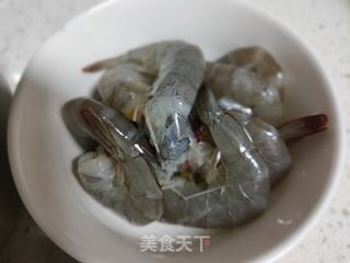 番茄土豆炒青虾的做法步骤：1