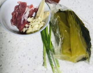 酸菜炒瘦肉的做法步骤：1