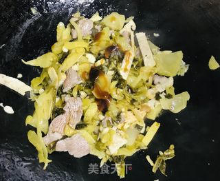 酸菜炒瘦肉的做法步骤：6