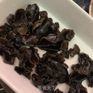 西芹炒木耳山药的做法步骤：1