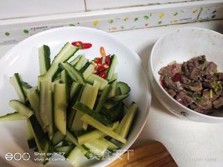 牛肉炒黄瓜的做法步骤：1