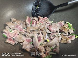 青椒炒牛肉的做法步骤：2