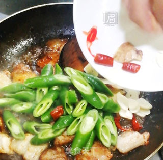 杭椒回锅肉 的做法步骤:8