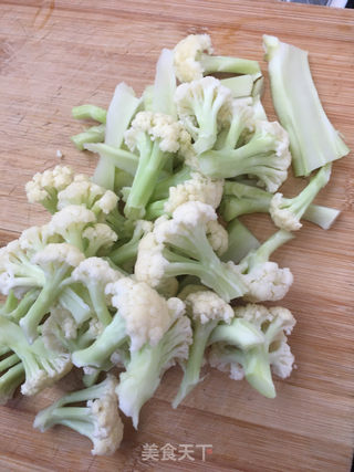 腊肠炒菜花的做法步骤：2