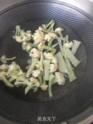 腊肠炒菜花的做法步骤：4