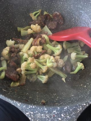 腊肠炒菜花的做法步骤：12