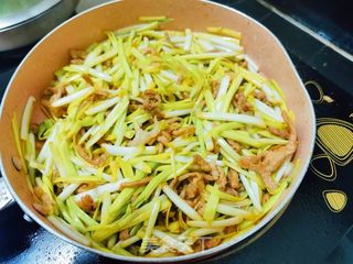 韭黄炒肉丝的做法步骤：8