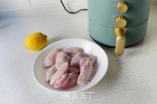 ?柠檬黑椒烤鸡翅的做法步骤：1