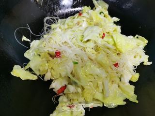 包菜炒粉丝的做法步骤：7