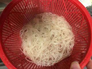 白菜炖粉丝的做法步骤：1