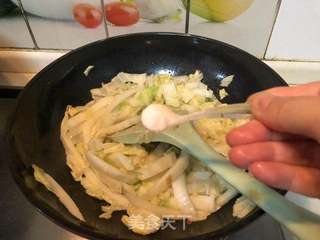 白菜肉丝炒年糕的做法步骤：5