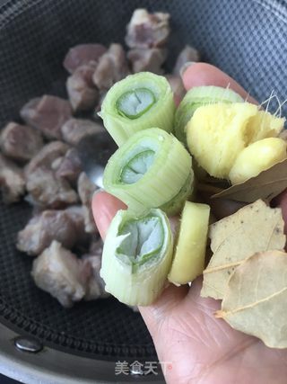 板栗烧梅花肉的做法步骤：5