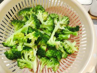 西兰花炒火腿肠的做法步骤:2