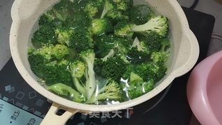 西兰花炒火腿肠的做法步骤:5