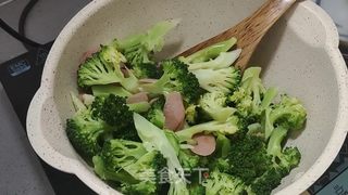 西兰花炒火腿肠的做法步骤:8